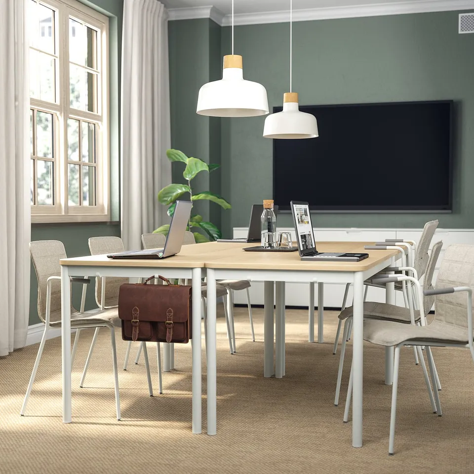LÄKTARE in a room