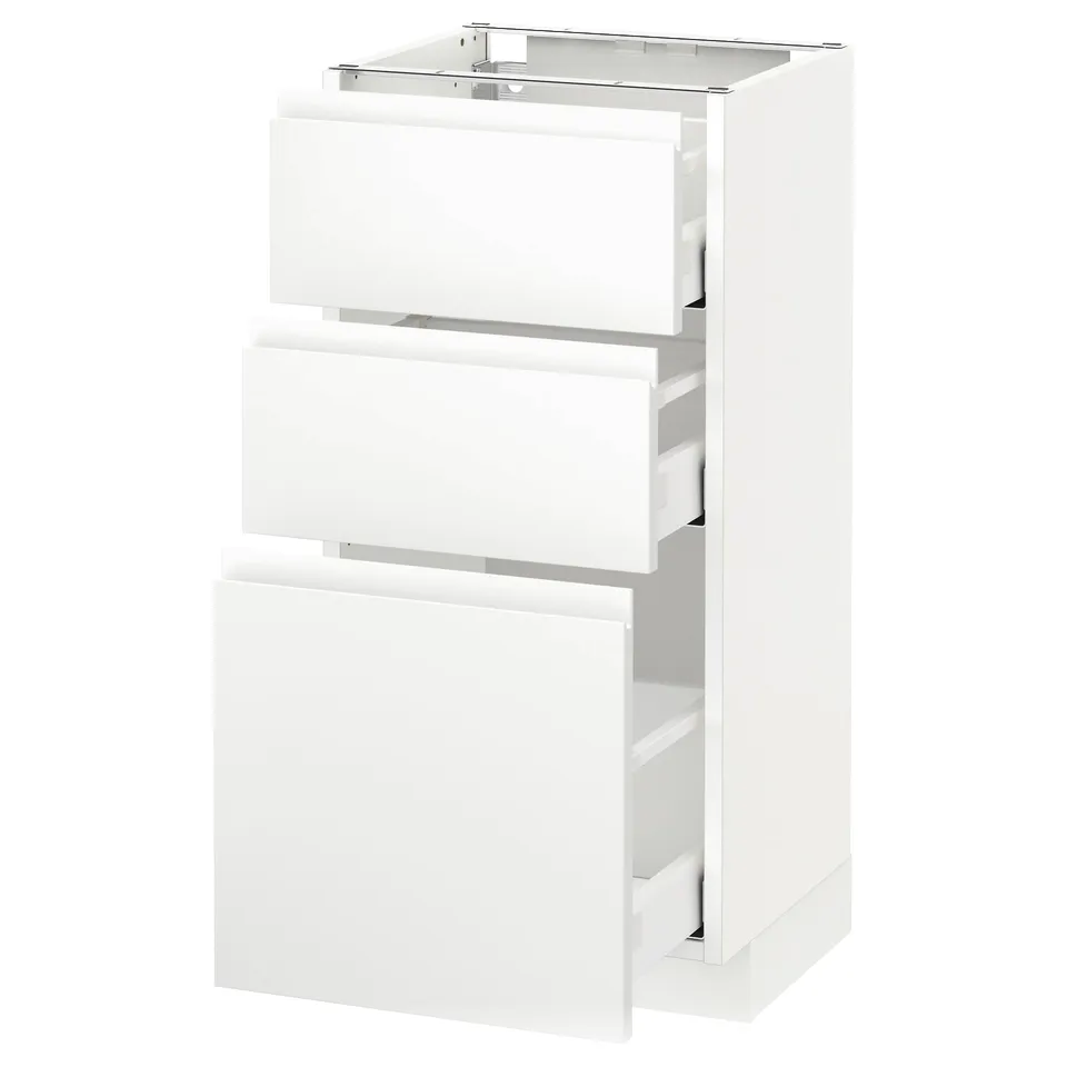 White METOD kitchen cabinet unit with three drawers.