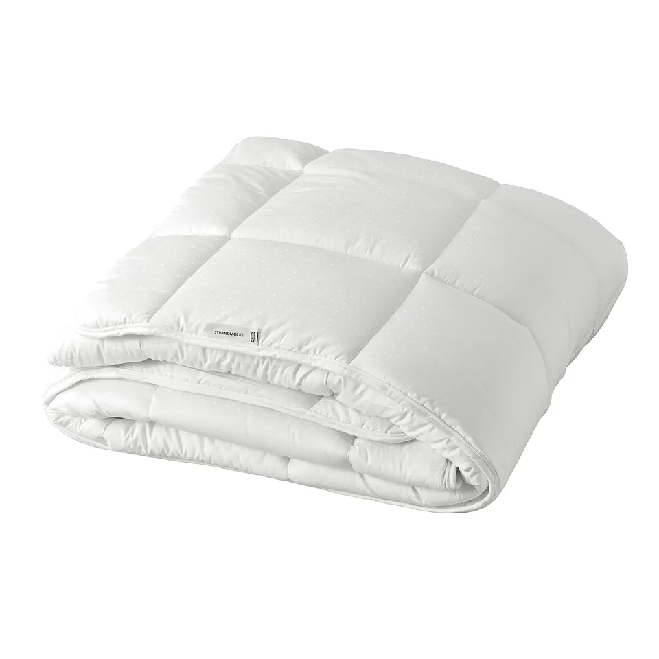 White STRANDMOLKE duvet, quilted dobby cotton, recyclable polyester filling.