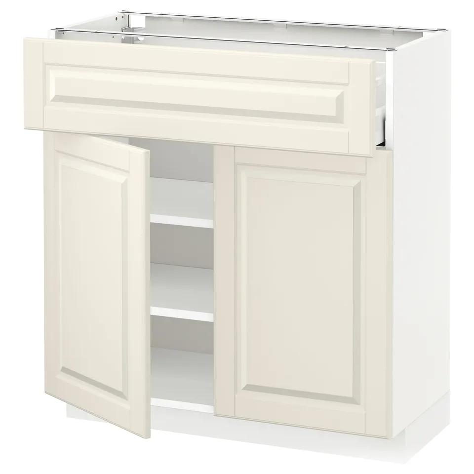 A white METOD kitchen cabinet with bevelled edges, off-white bodbyn fronts, and adjustable shelves.