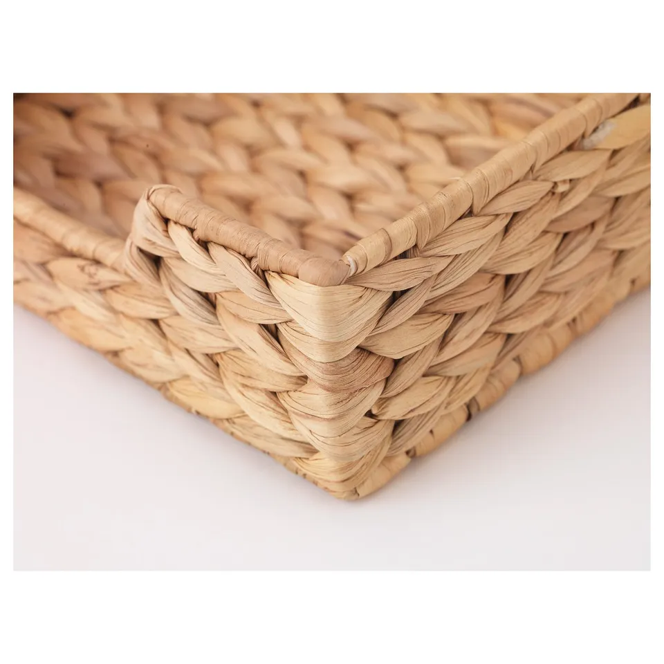 Handwoven basket, natural fibres, intricate braiding, high-quality craftsmanship.