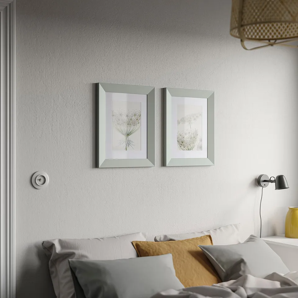 PLOMMONTRÄD in a room