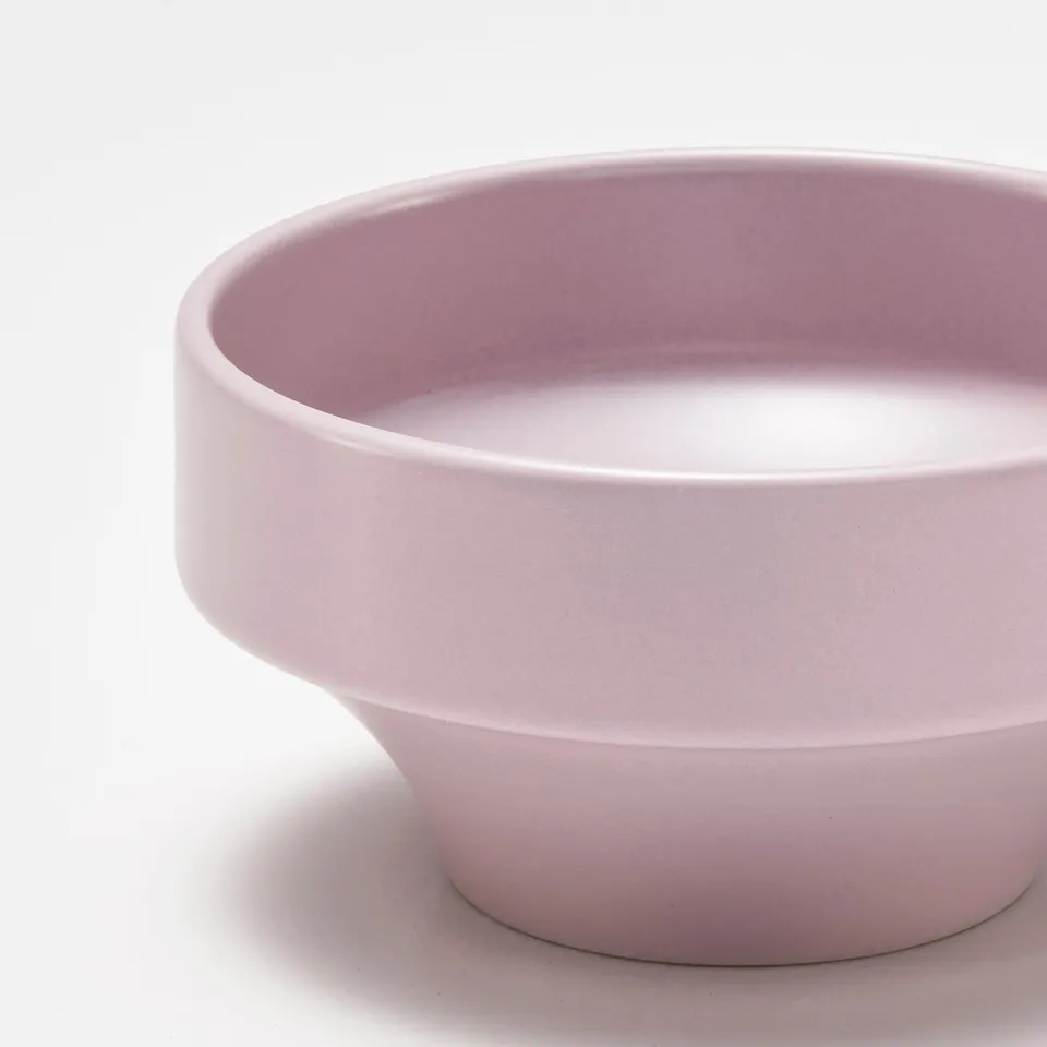Light pink bowl, smooth and glossy finish, simple and modern design.