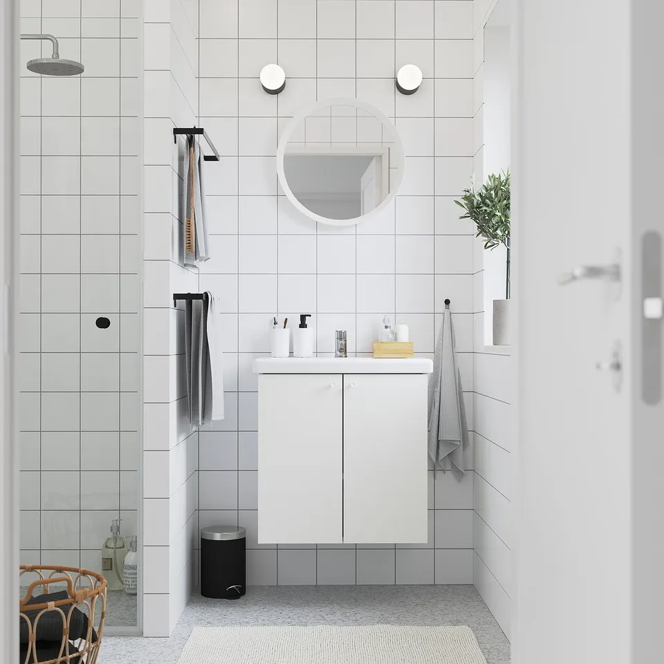 ENHET / TVÄLLEN in a room