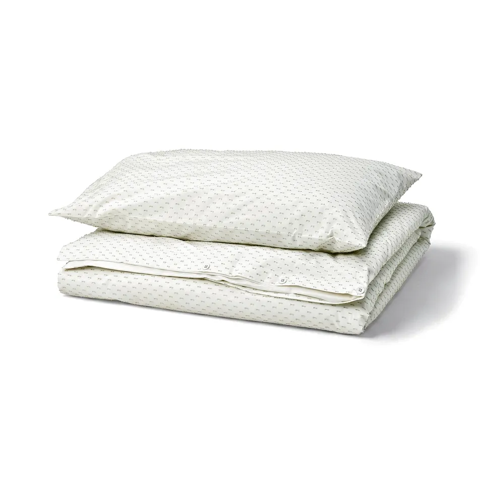 BANDKNIPPE white cotton duvet set, green texture, folded.