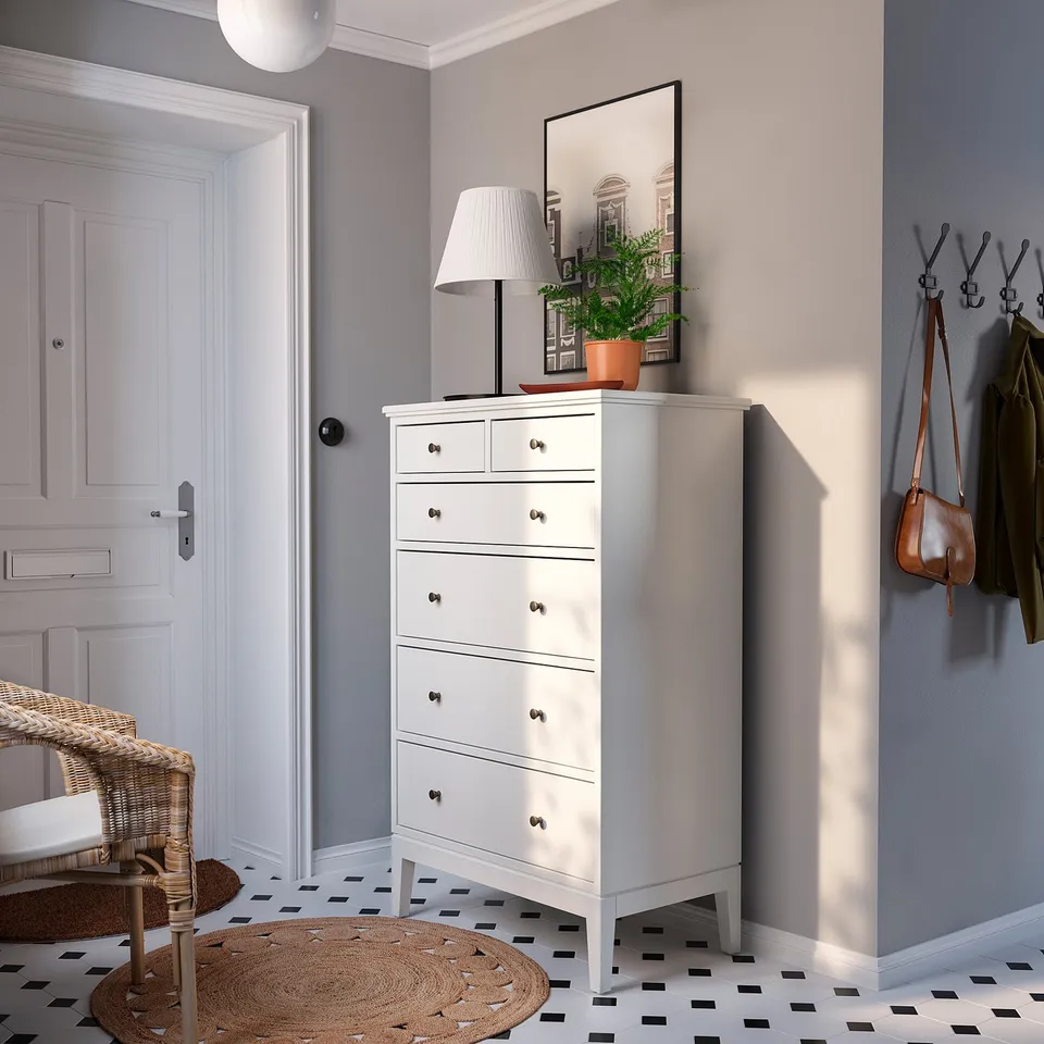 IDANÄS in a room