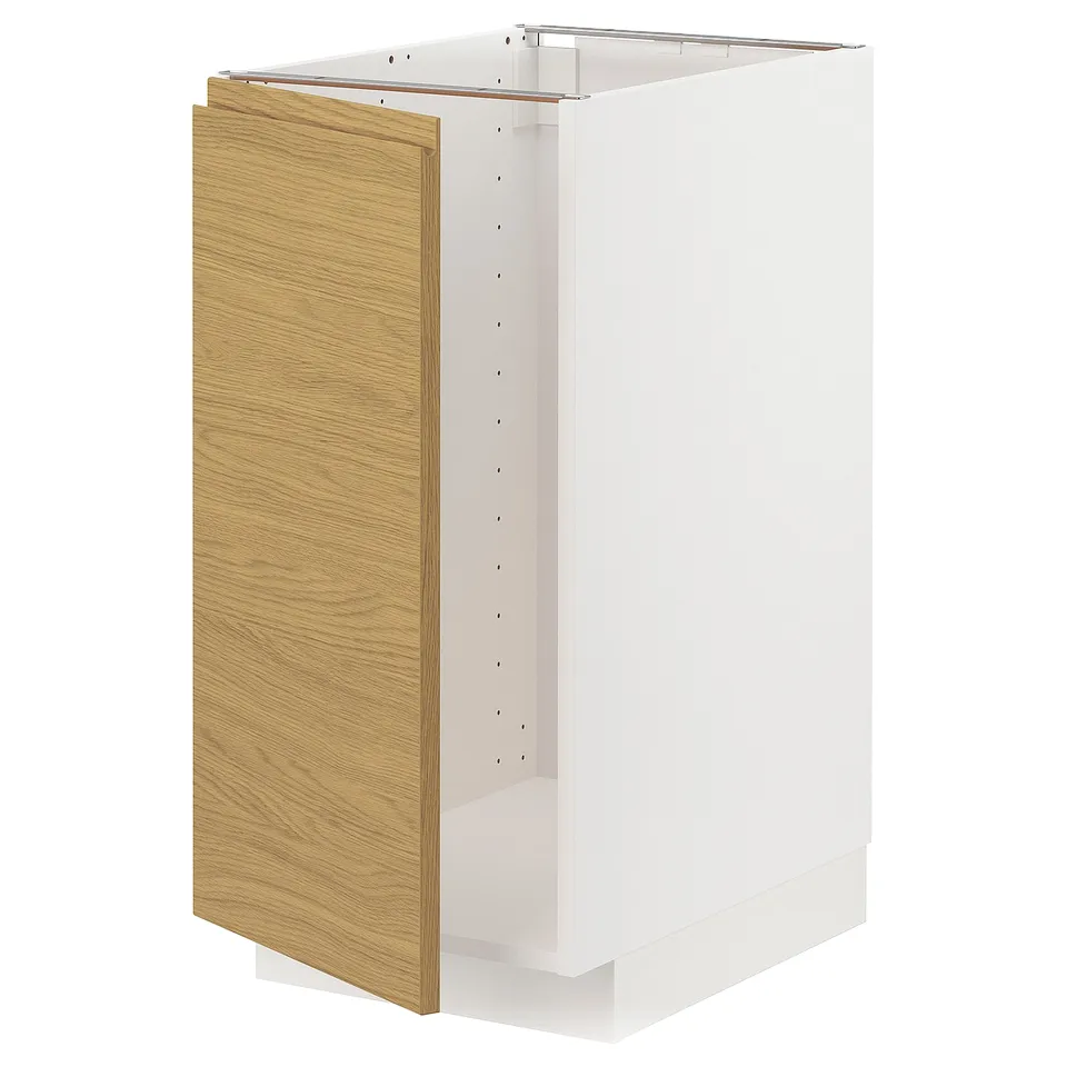 White and oak METOD kitchen cabinet with integrated handles.