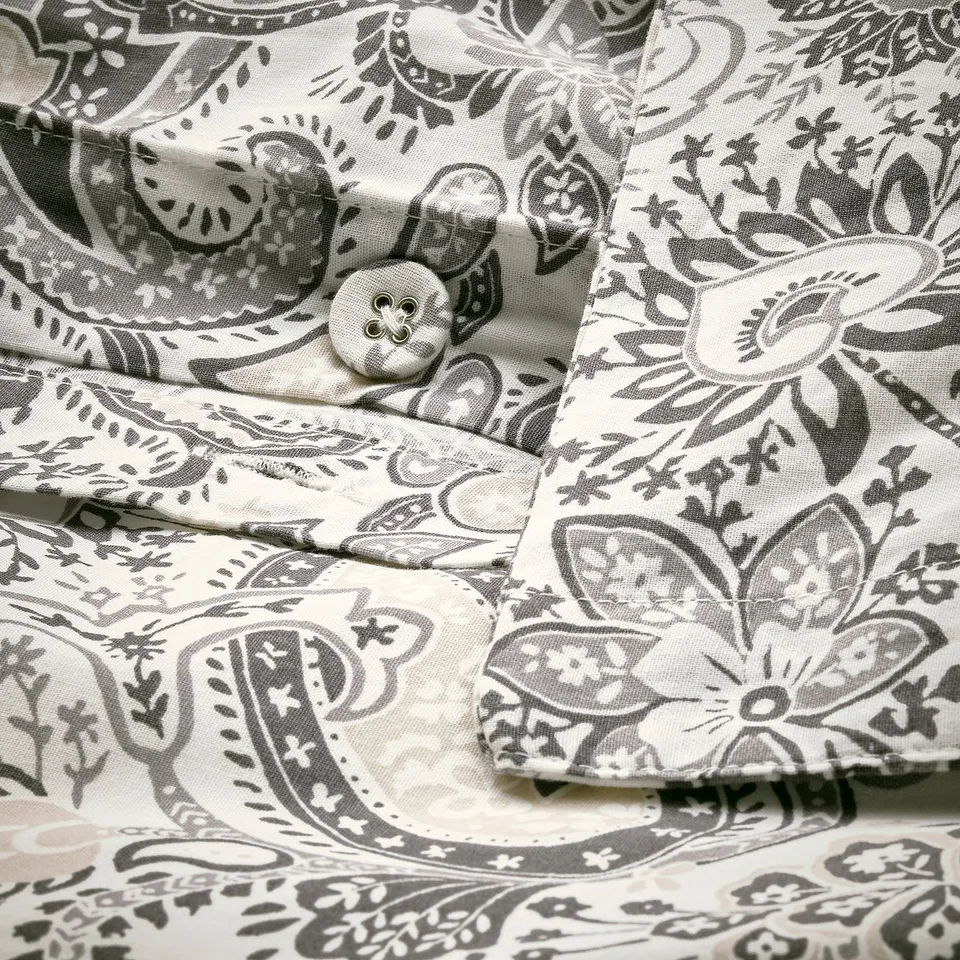 Paisley duvet with buttons, envelope closure, soft cotton-viscose blend.