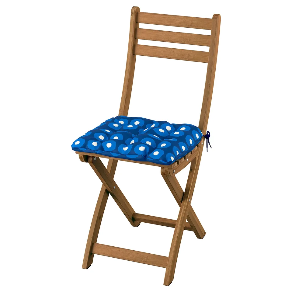 ASKHOLMEN wooden chair with blue, polka-dotted cushion.