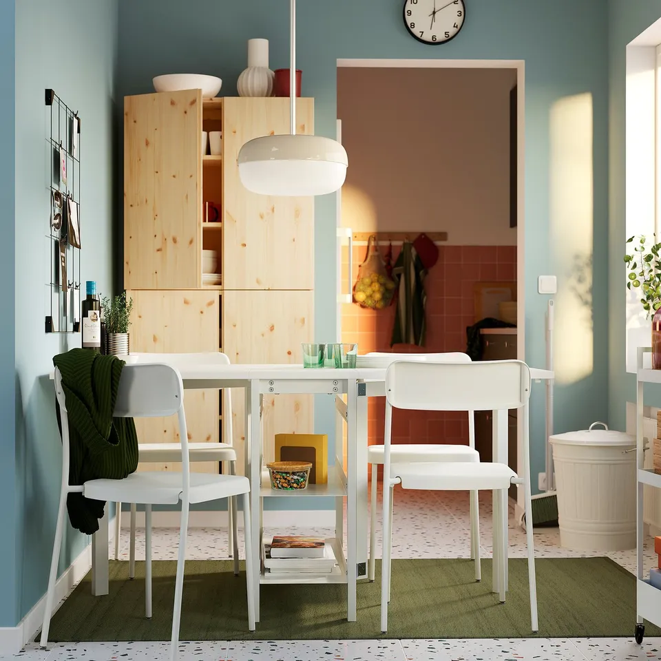 VIHALS / VIHALS in a room