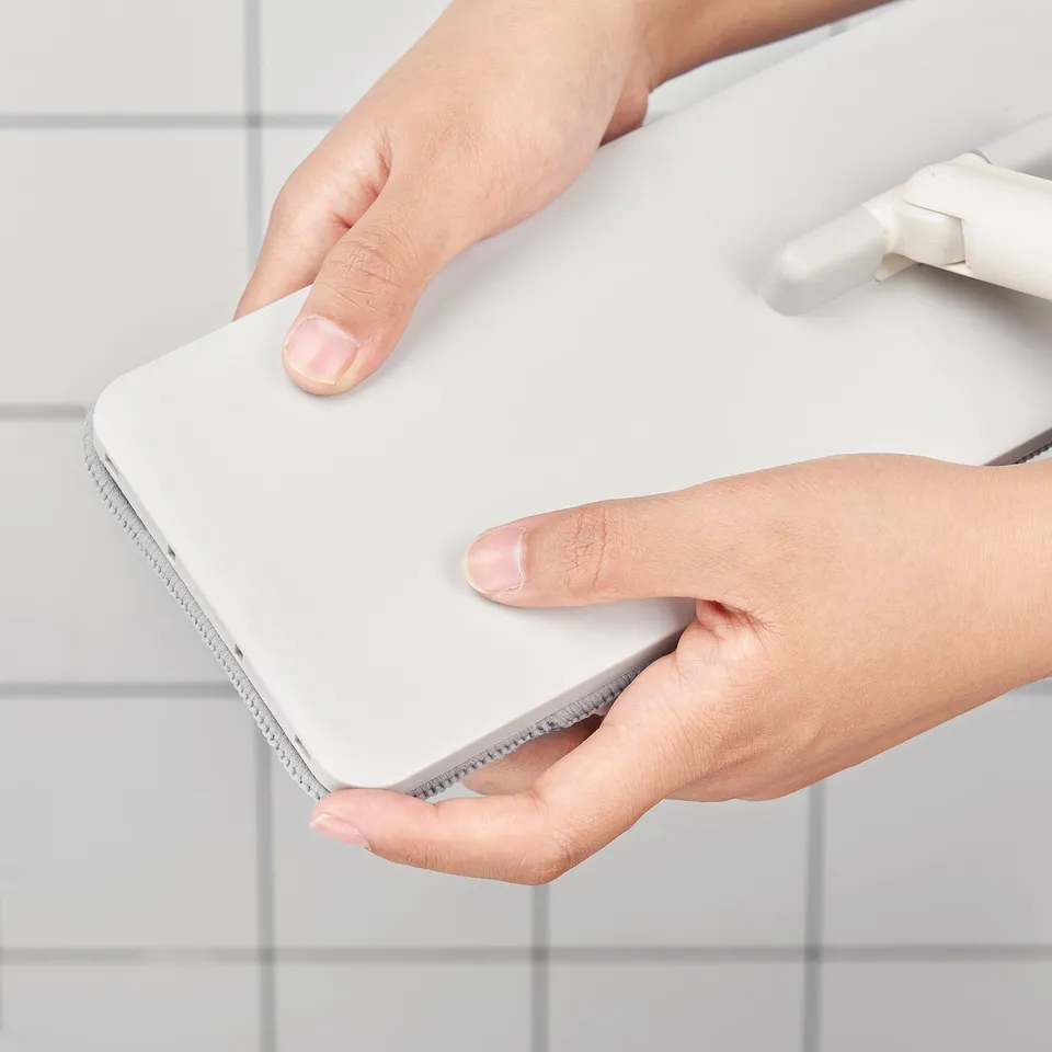Hands holding a microfiber cloth for a PEPPRIG squeeze-clean flat mop.