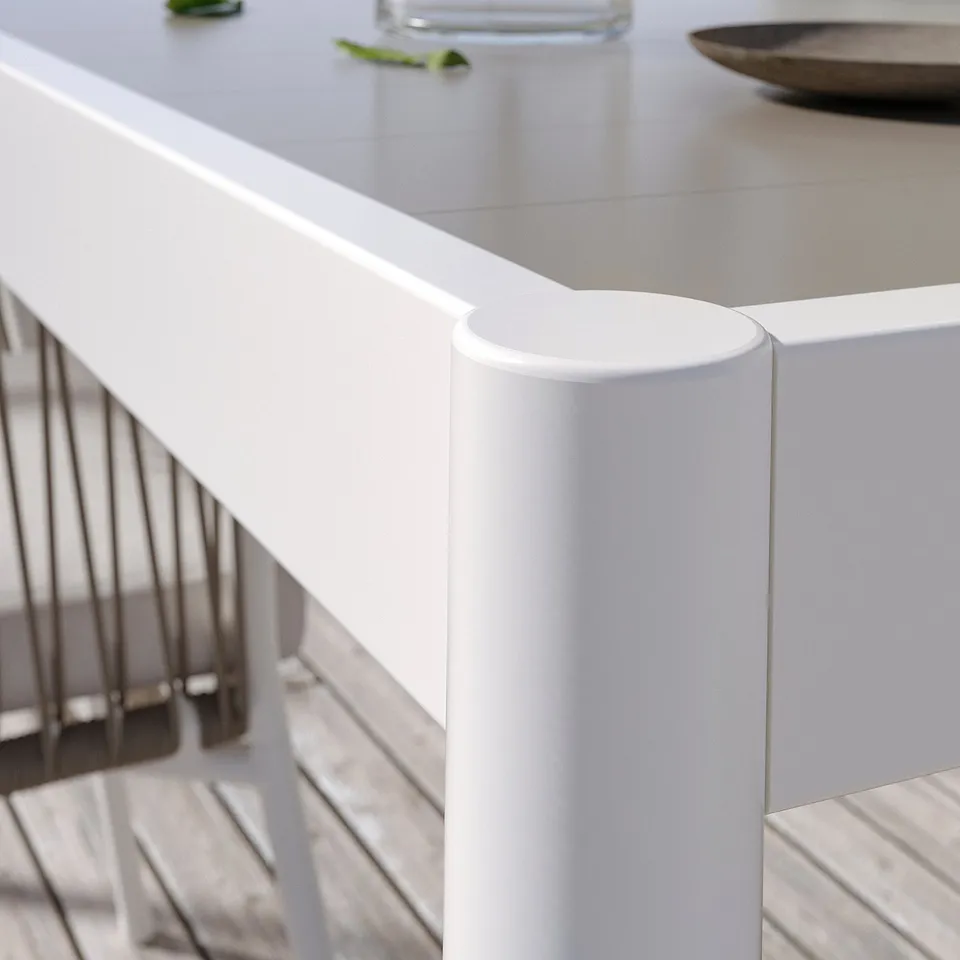 White round outdoor table with sleek design, made of aluminium and powder-coated steel.