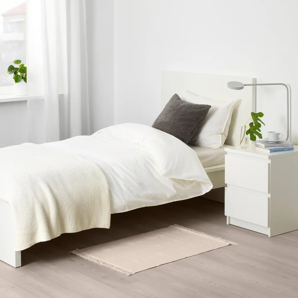 SORTSÖ in a room