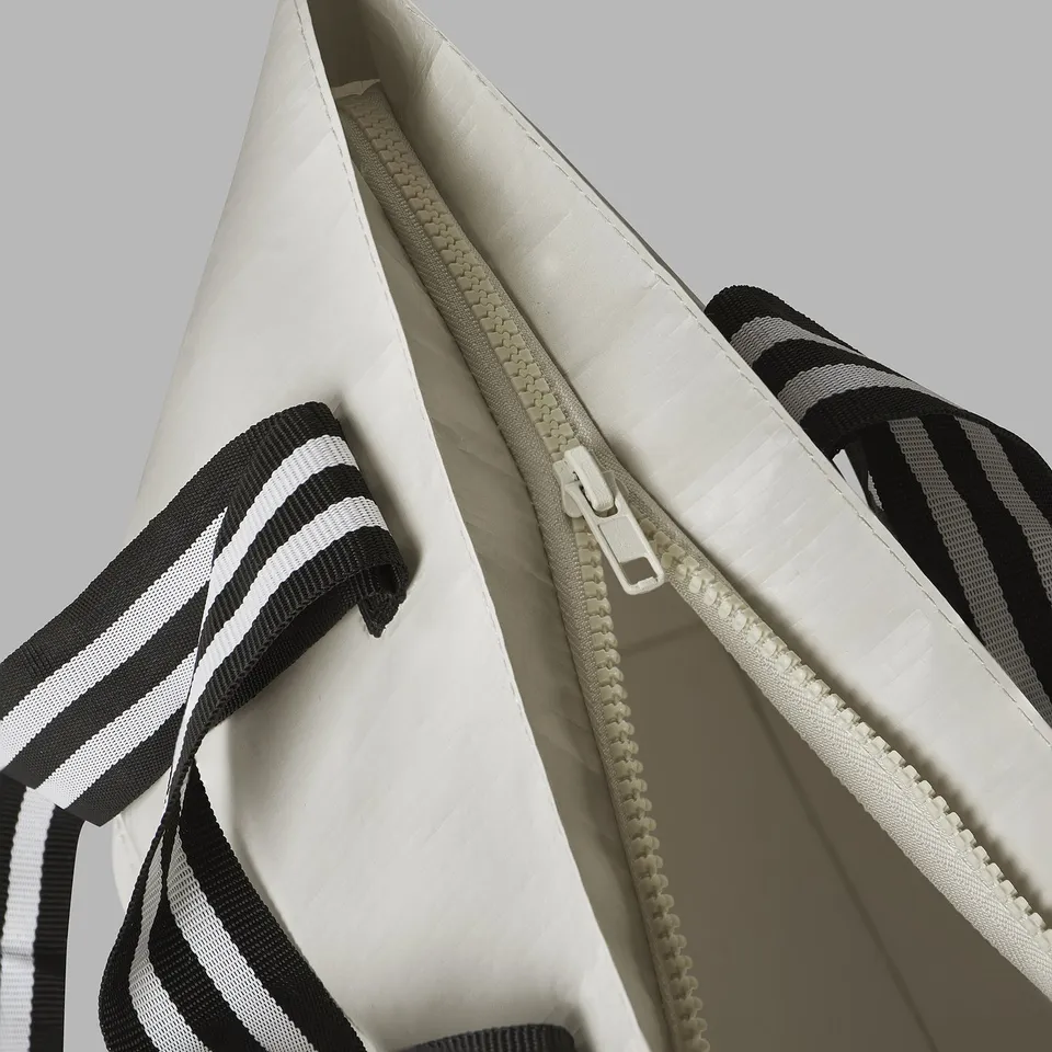 Close-up of durable GÖRSNYGG bag, showcasing zippers quality and sturdy handle design.