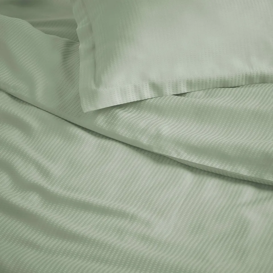 Smooth, green bed set with subtle pattern. Soft, high-quality lyocell fabric for cool comfort.