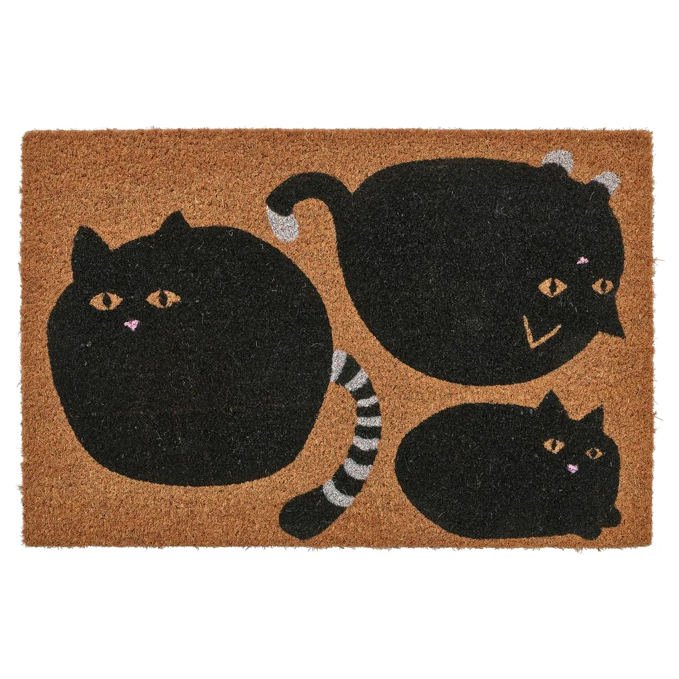 Brown doormat vågtyp with playful black cat designs.