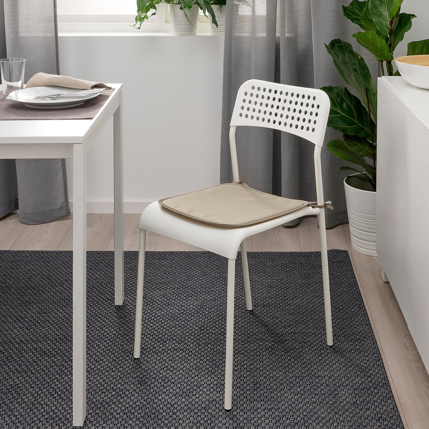 Beige BRÄMÖN chair pad in dining area.
