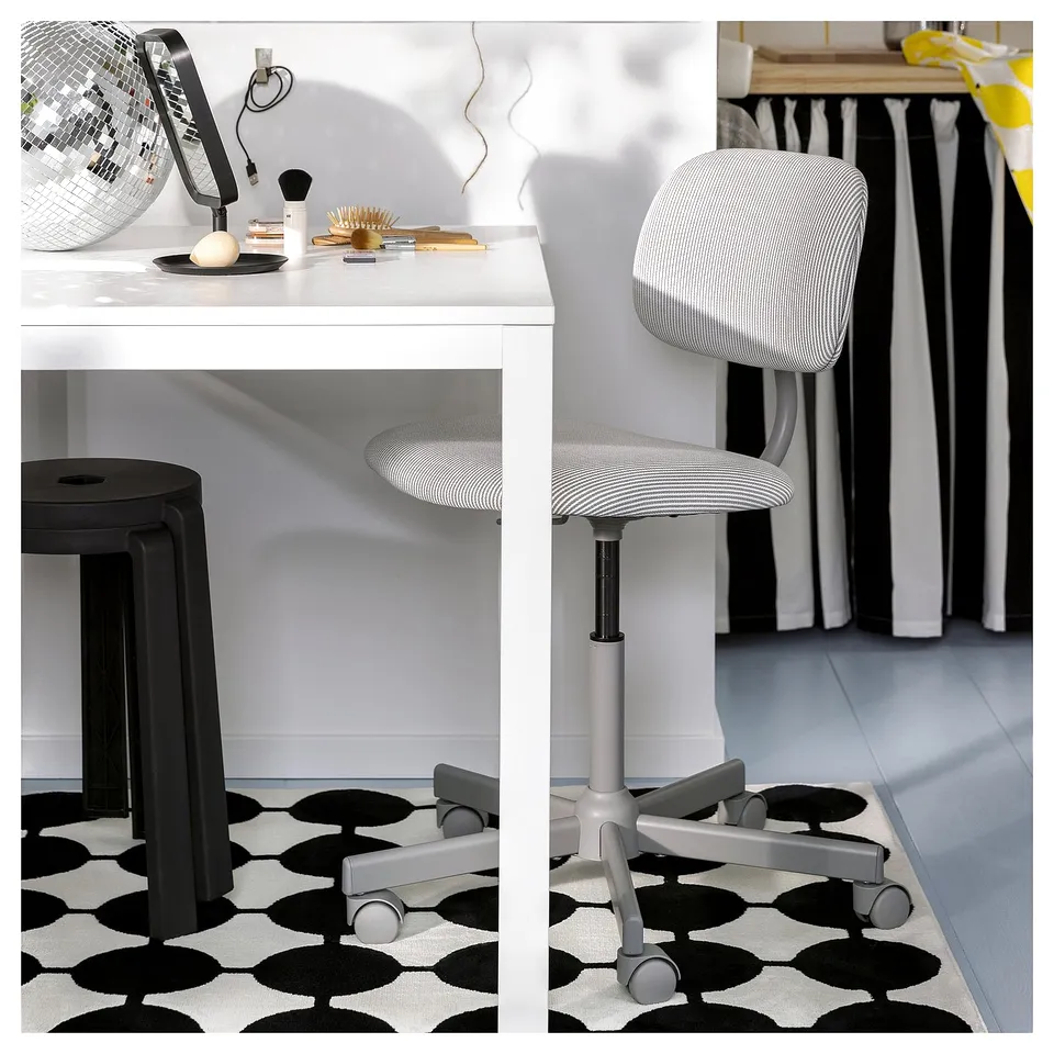 VÄNDPLATS rugs in black and white geometric patterns. The rugs are square-shaped with soft, low piles.