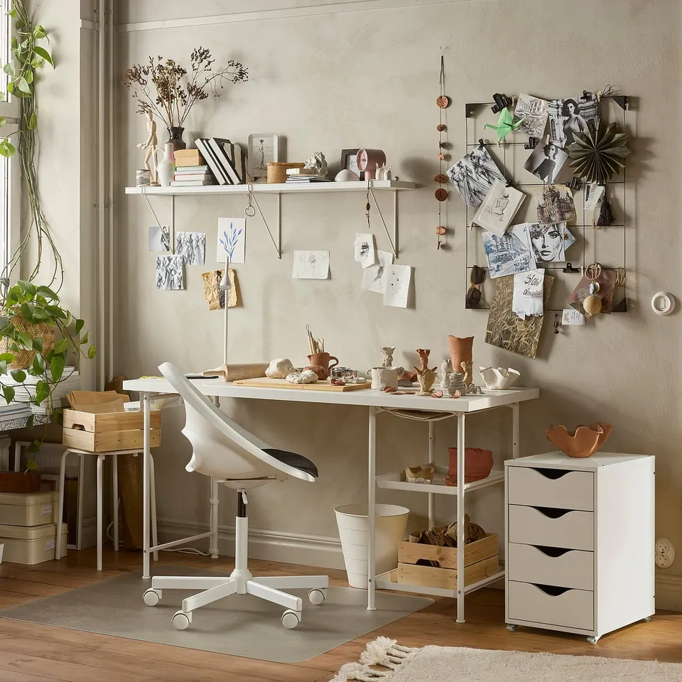 FRIIDROTT in a room