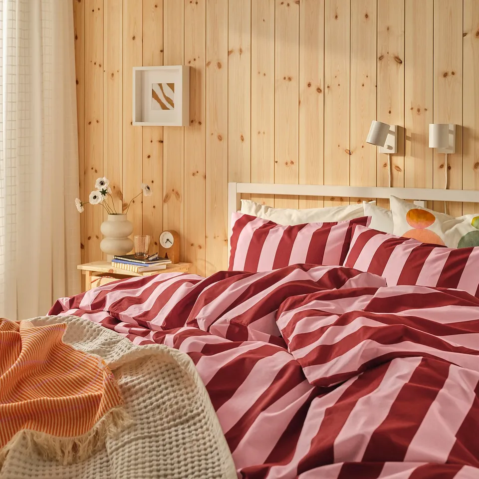 SLÅNHÖSTMAL in a room