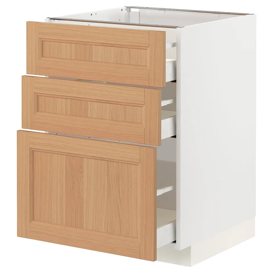 A METOD kitchen cabinet with oak drawers. White and wooden tones blend harmoniously, offering a natural, warm look.