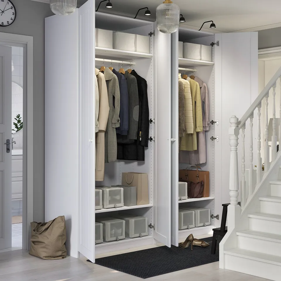 Modern closet organising clothes, accessories in white; adjustable, soft-closing, 10-year guarantee.