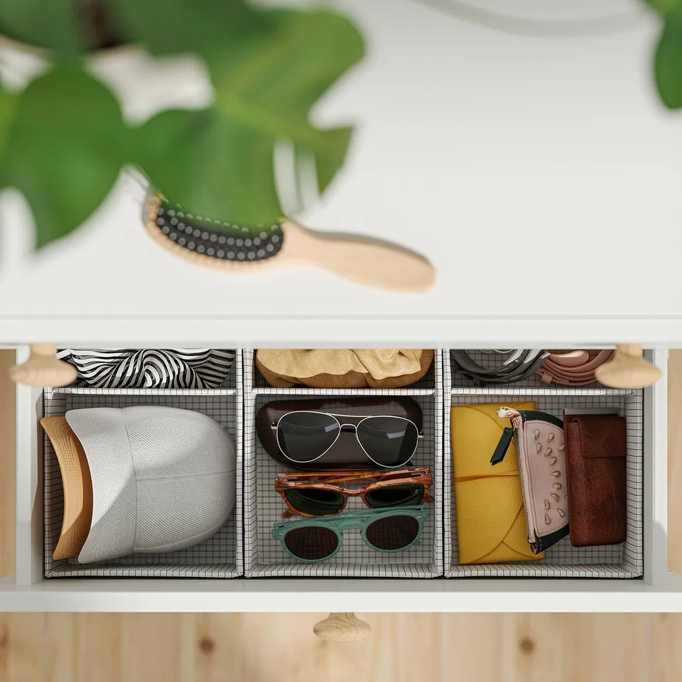 Organised drawer with sunglasses, wallets, and accessories, featuring LASTARE automatic closing mechanism.
