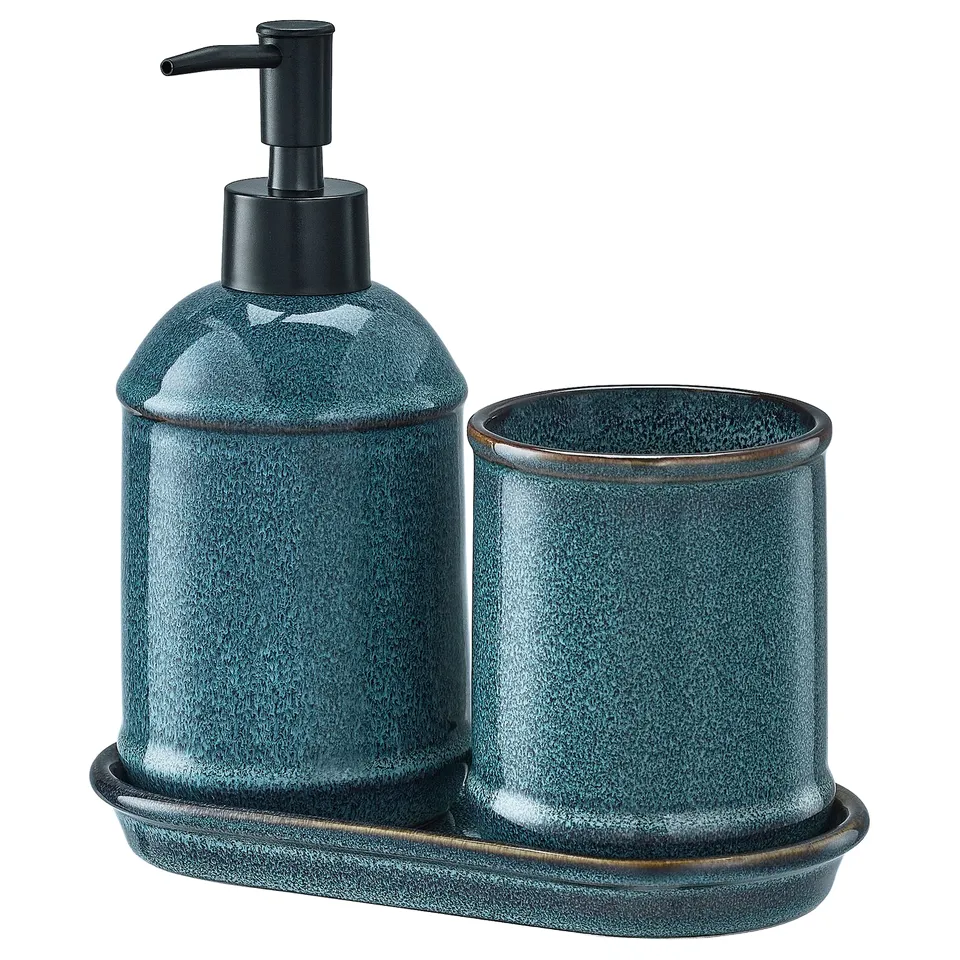 TVÅLSJÖN set: soap dispenser, toothbrush mug, tray. Deep blue, glazed stoneware, rustic style. Black pump, round shapes, reactive glaze finish.