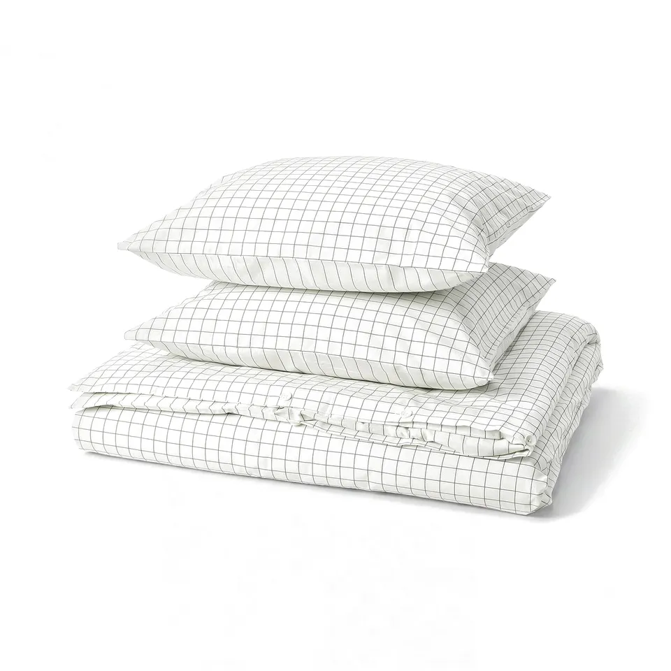A DOFTAKLEJA duvet set in white and anthracite with a chequered pattern and stripe design, made of 100% cotton.