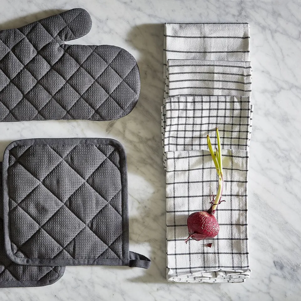 Crushing mitts & potholders: black, recycled polyester & cotton, diamond pattern.