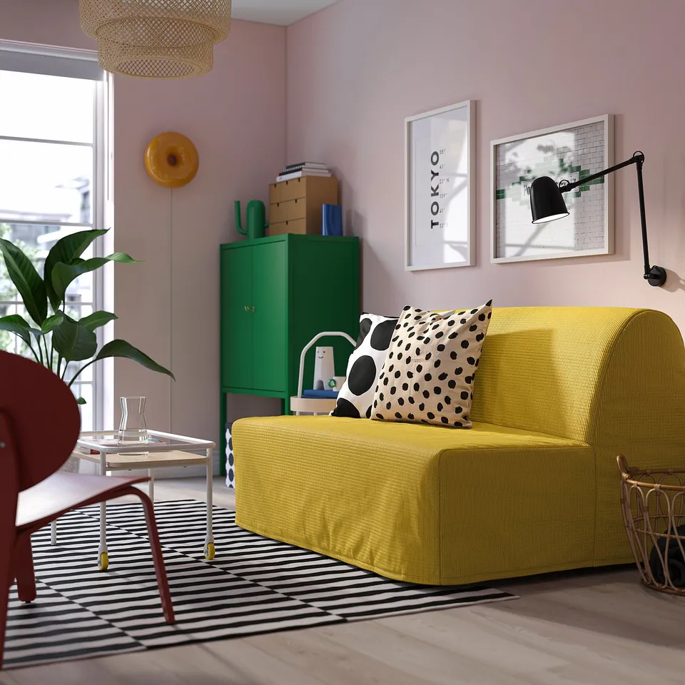LYCKSELE LÖVÅS in a room