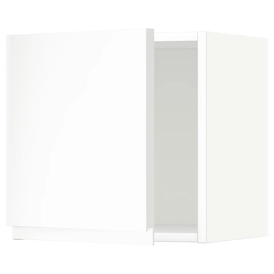A white METOD kitchen cabinet with a modern design and snap-on hinges.