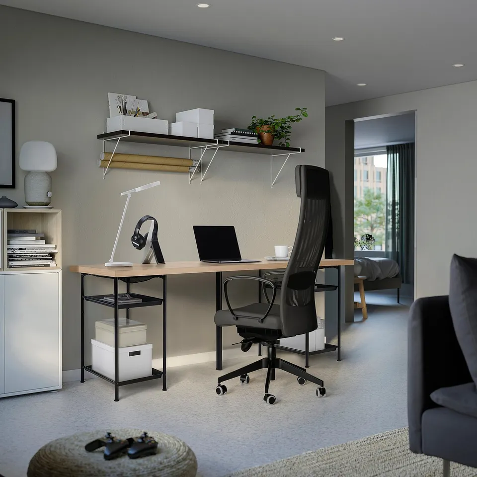 LAGKAPTEN desk in cosy corner, with light wood top and black office chair, styled shelves above.