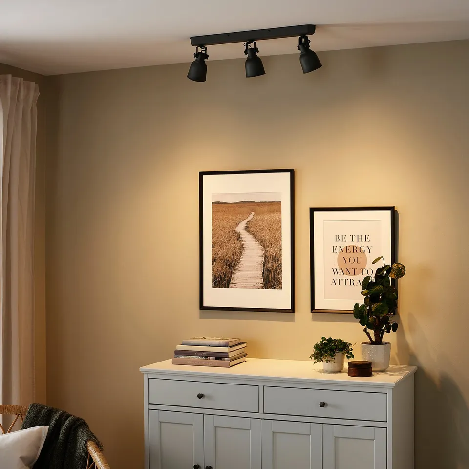 HEKTAR in a room