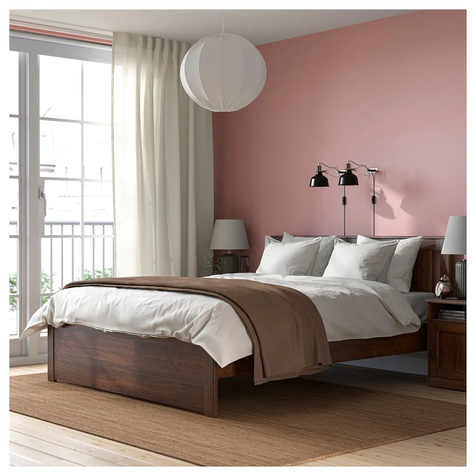 SONGESAND in a room