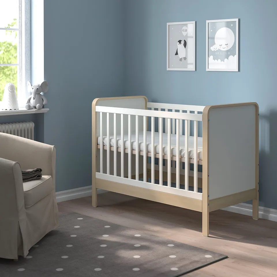 ÄLSKVÄRD crib in nursery, on large rug, safe & stylish.