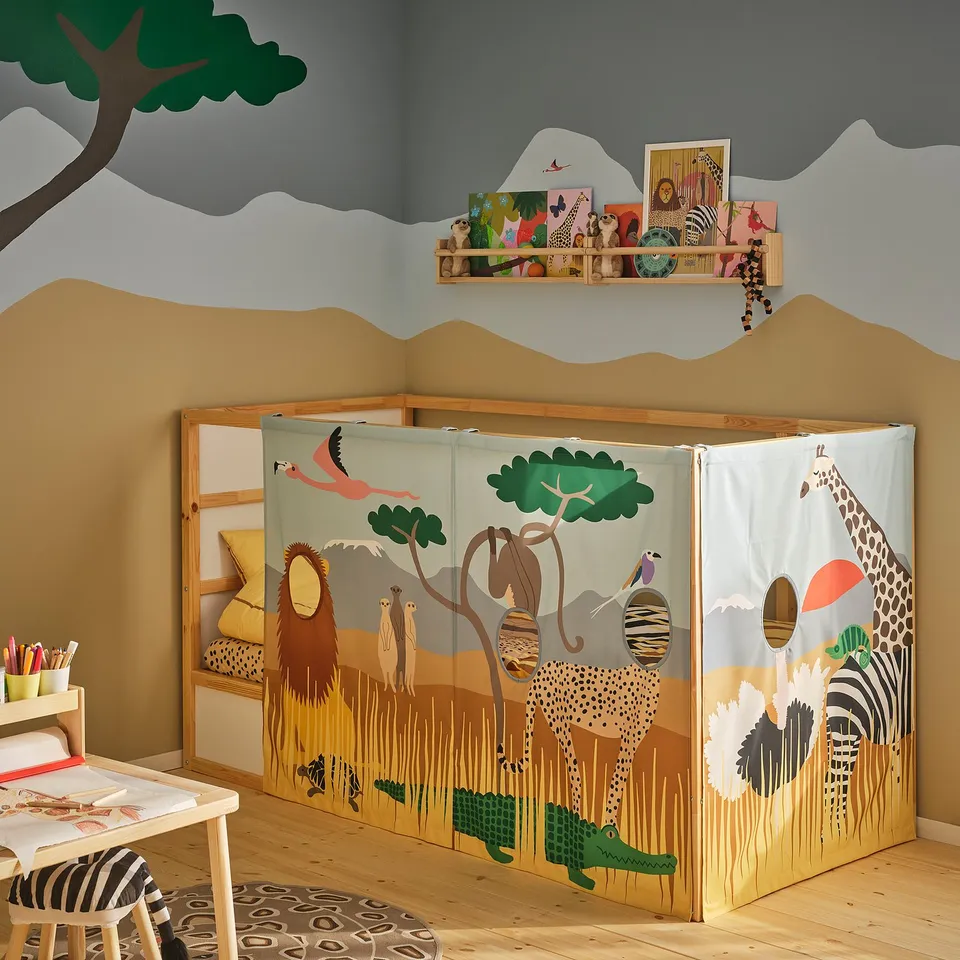 KURA bed: safari-themed bed curtain with fastening, fits a childs bed, vibrant colours, durable polyester.