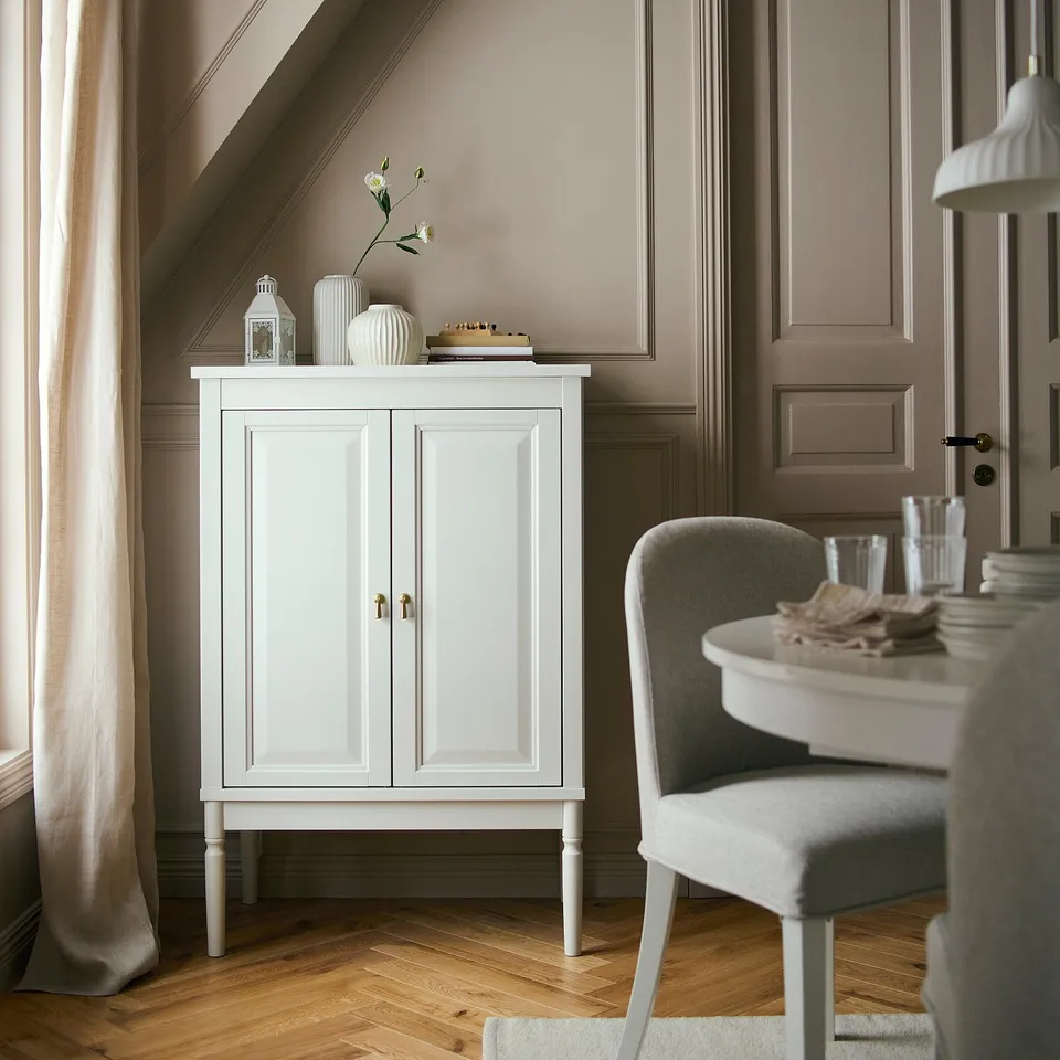 FÄRJKARL in a room