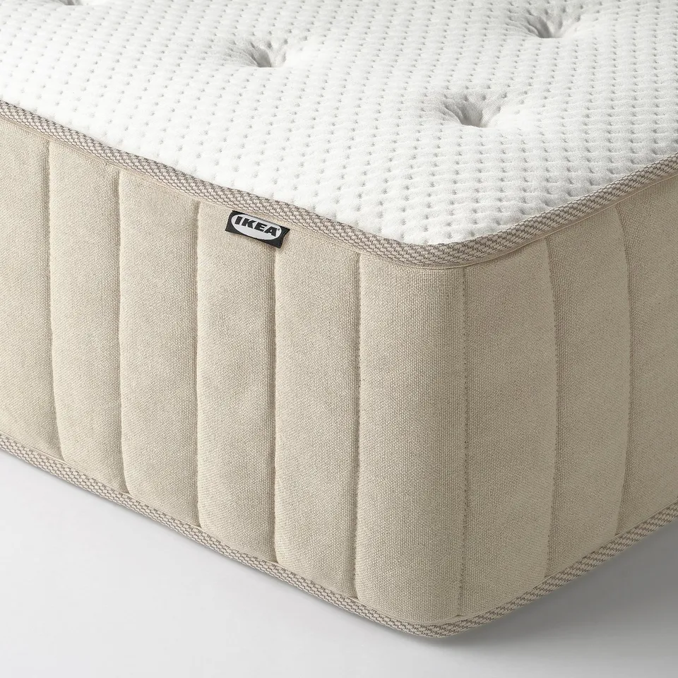 Close-up of IKEAs VATNESTRÖM mattress. Natural materials, pocket springs, and comfort zones for support and ventilation.