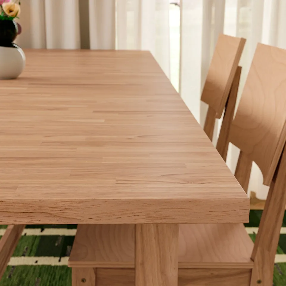 Smooth, extending table made of strong rubberwood, stylishly designed for 6-8 people.
