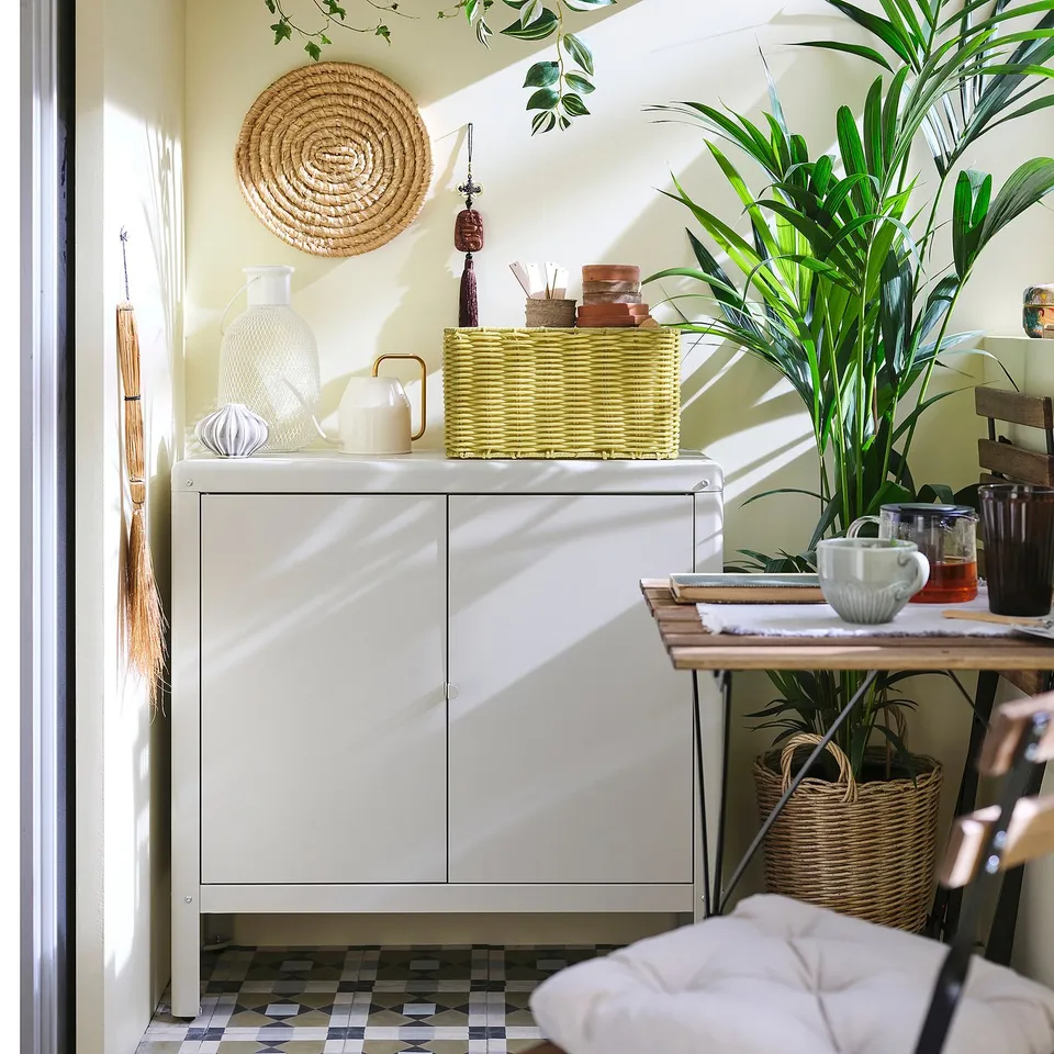 Llanera DJURTRÄNARE, natural wicker, rectangular, fits on cabinet, near large plant