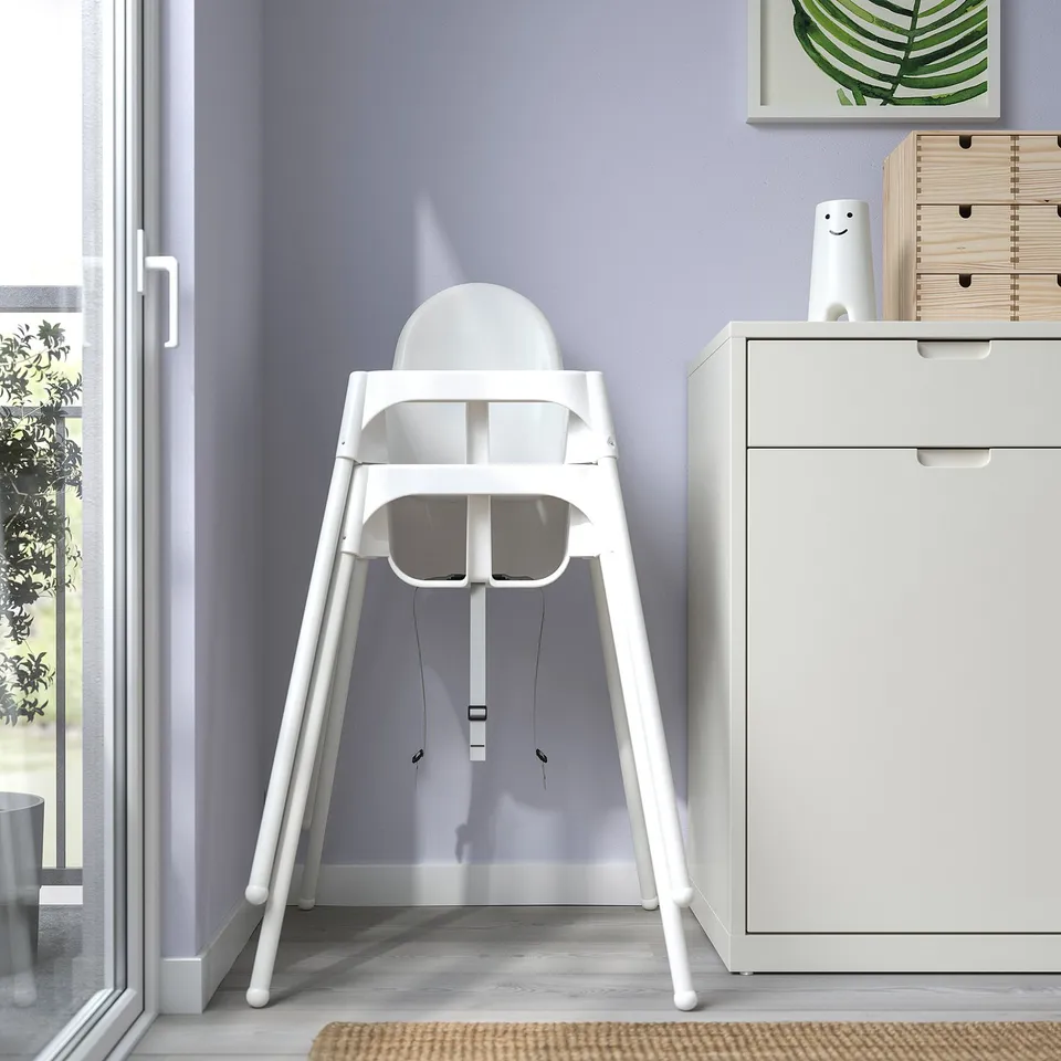 Minimalist highchair, easily portable, ideal for homes and dining out. A safety belt and is designed for kids up to 3 years.