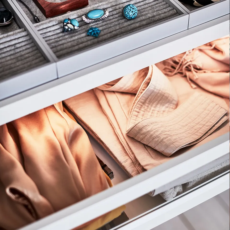 KOMPLEMENT jewellery organiser: stores rings, necklaces, watches. White colour, felt material. Compartments horizontal layout.
