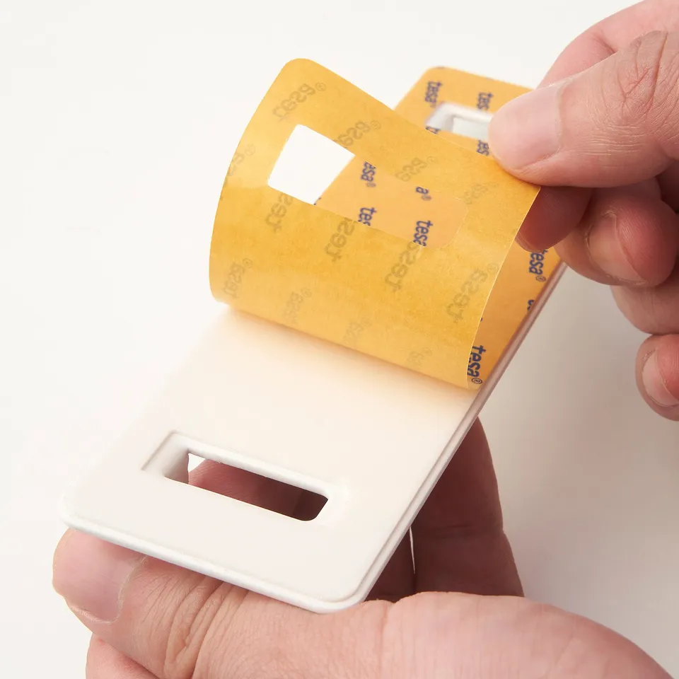 Hand holding white organiser with yellow GALTBOX tape.