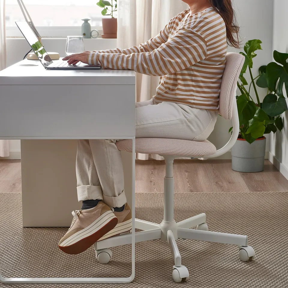 part: BLECKBERGET swivel chair