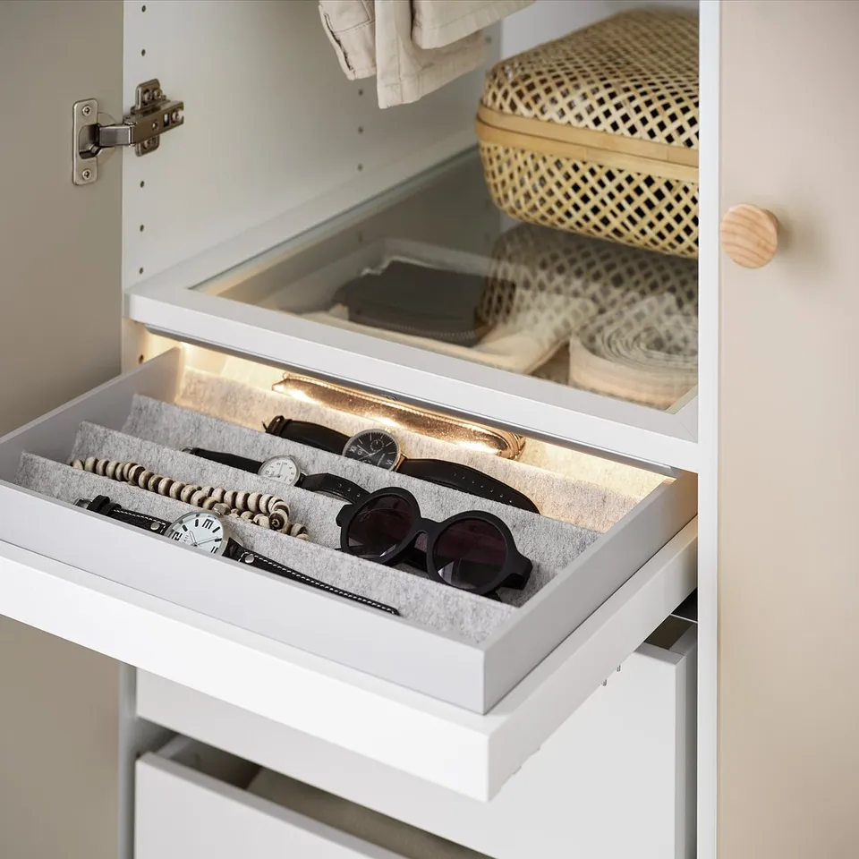 KOMPLEMENT white organiser with grey felt lining, holding sunglasses, watches, and hair accessories neatly, featuring lit bottom compartment.