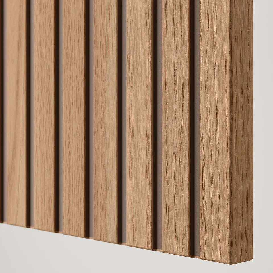 Close-up of wooden panel, showcasing smooth, light oak veneer with visible grain texture and parallel lines, reflecting quality craftsmanship.