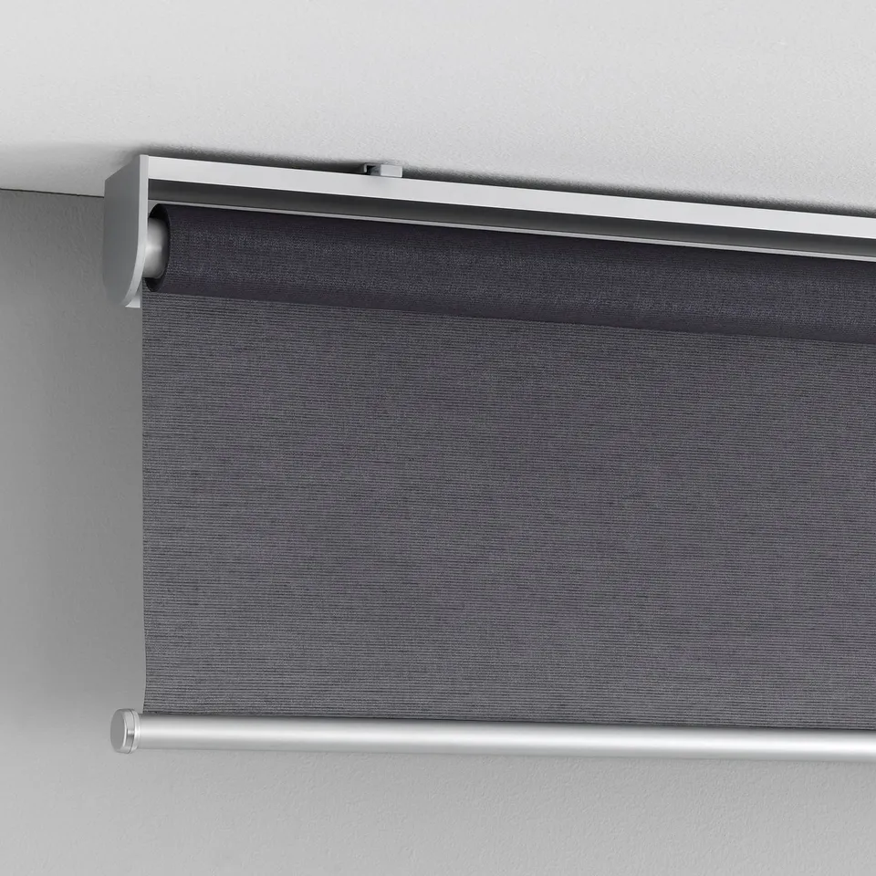 A cordless roller blind mounted on a wall, showing a discrete philtre for light and privacy with a soft closing function.