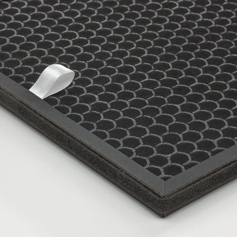 Black carbon philtre with hexagonal pattern and white grip.