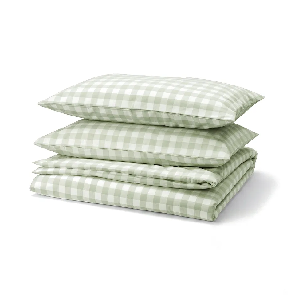 Stacked green-white gingham check bed linen set, made of organic cotton.